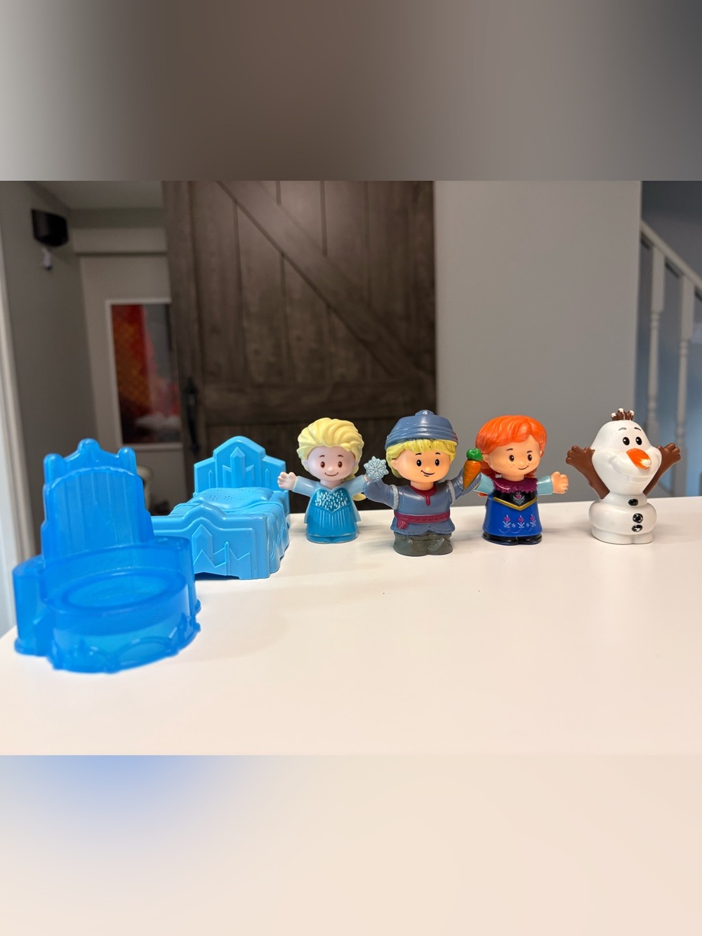Little People Frozen Characters (Olaf, Kristoff, Elsa & Anna) w/ bed& Elsa chair